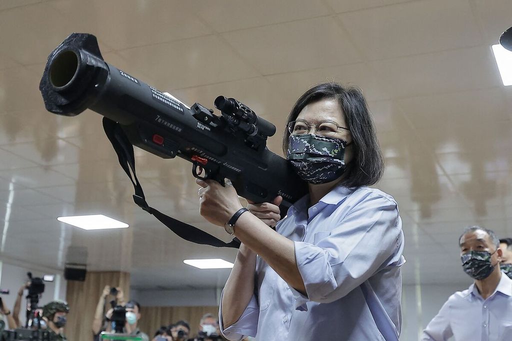 Presiden Taiwan Tsai Ing-wen memegang peralatan roket antitank saat berkunjung ke sebuah pangkalan militer di Taiwan, 2 Juni 2022. 