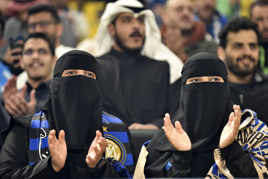 Warga Riyadh menyaksikan siaran pertandingan Inter Milan melawan Napoli dalam acara menonton bersama di Stadion Al Awwal Park di Riyadh pada Senin (22/1/2024). Perempuan dan laki-laki Arab Saudi tidak lagi harus berada di tempat terpisah jika berada di tempat umum.