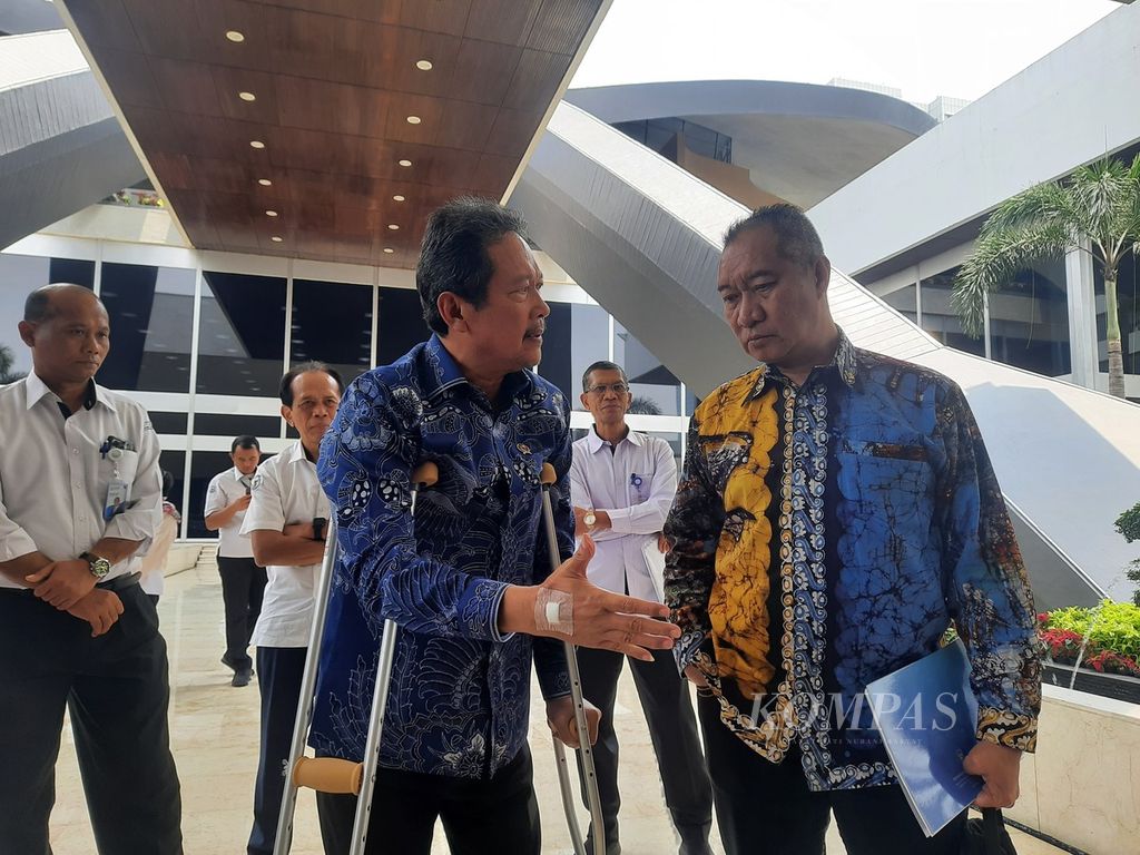 Menteri KKP Sakti Wahyu Trenggono berdiskusi dengan anggota Komisi IV DPR, Muhammad Syafrudin, di Kompleks Parlemen, Jakarta, Rabu (6/9/2023). 