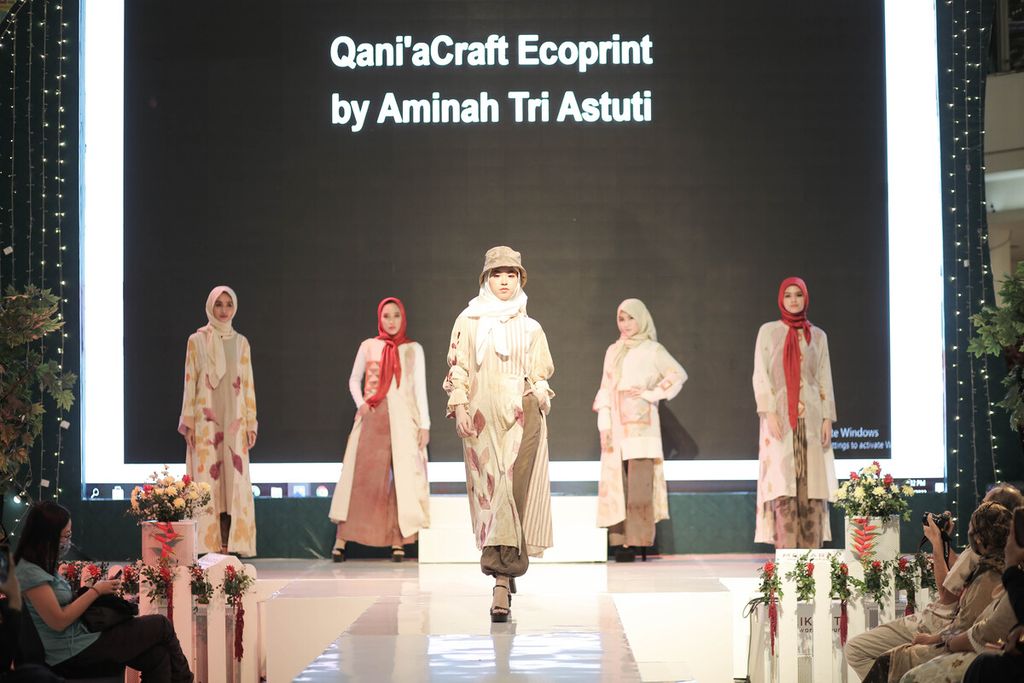 Karya-karya Aminah Tri Astuti diperagakan saat Ecoprint Fashion Week 2022 di Jakarta, Kamis (7/4/2022).