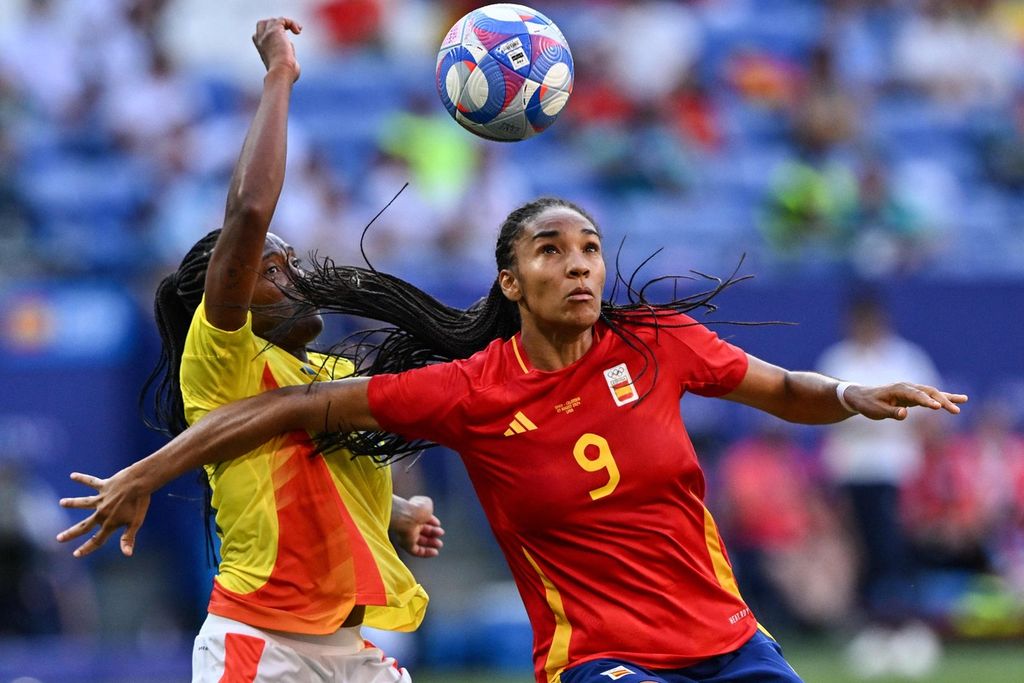 Pemain depan Spanyol, Salma Paralluelo dan bek Kolombia, Daniela Caracas, berebut bola dalam pertandingan perempat final sepak bola putri Olimpiade Paris 2024 antara Spanyol dan Kolombia di Stadion Lyon, Lyon, Perancis, Minggu (4/8/2024) WIB.