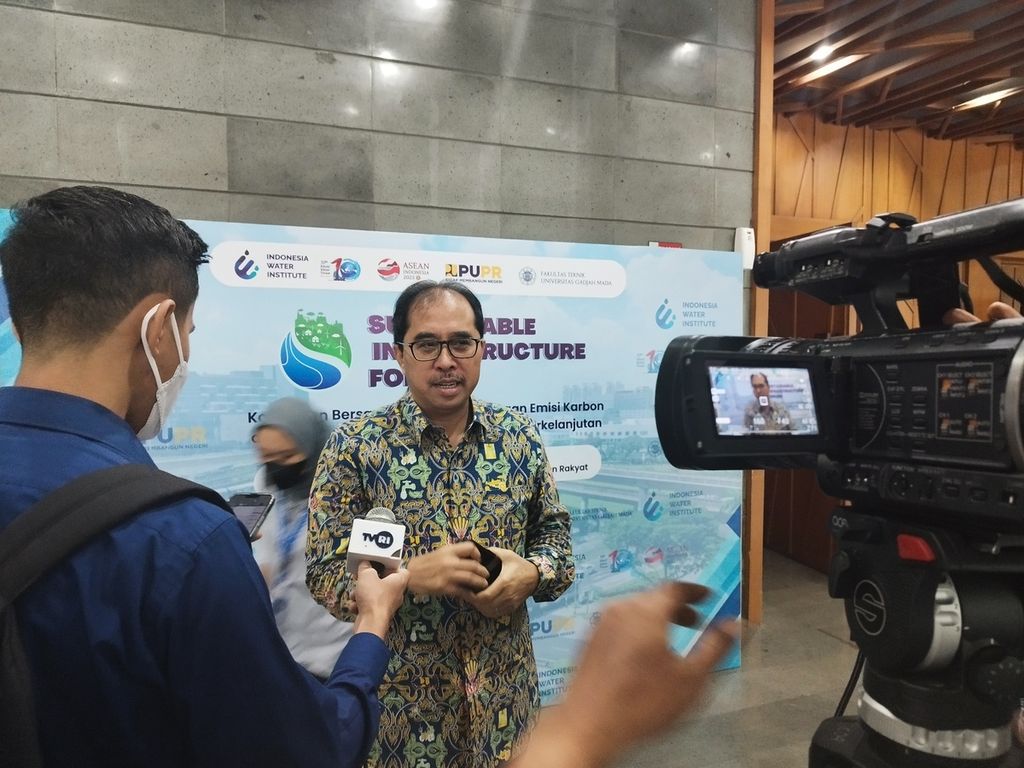 Ketua Indonesia Water Institute Firdaus Ali menjelaskan mengenai pentingnya mengurangi emisi karbon seusai acara seminar bertajuk Sustainable Infrastructure Forum di Auditorium Kementerian Pekerjaan Umum dan Perumahan Rakyat (PUPR), Jakarta, Rabu (15/3/2023).