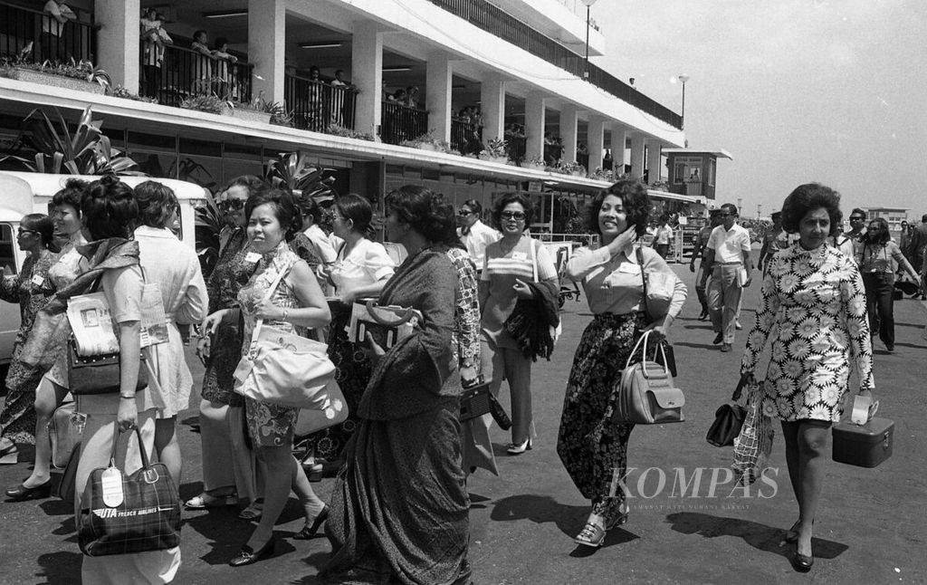 Rombongan wartawati Malaysia tiba di pelabuhan udara Kemayoran, Jakarta, 15 September 1972. Tampak latar belakang gedung terminal penumpang yang masih bertahan hingga saat ini.