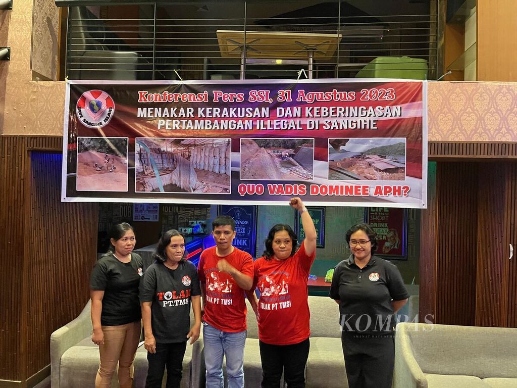 Lima aktivis Save Sangihe Island (Selamatkan Sangihe Ikekendage/SSI), yaitu (dari kiri) Isye Poae, Elbi Pieter, Jan Takasihaeng, Jull Takaliuang, dan Venetsia Andemora, berfoto setelah menggelar konferensi pers, Kamis (31/8/2023), di Manado, Sulawesi Utara.