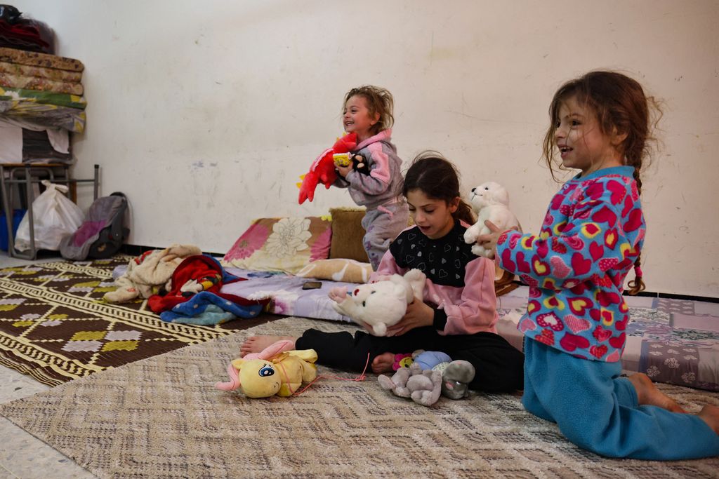 Anak-anak Lebanon, yang mengungsi setelah Hezbollah dan Israel mulai baku tembak pada Oktober 2023, berkumpul di dalam ruang kelas sebuah sekolah yang diubah menjadi tempat perlindungan di Tirus, 31 Januari 2024.