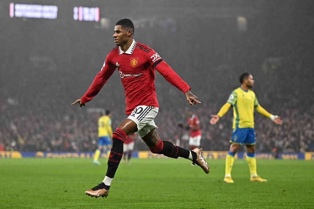 Selebrasi penyerang Manchester United, Marcus Rashford, setelah mencetak gol pertama dalam pertandingan <i>boxing day</i> Liga Inggris antara MU dan Nottingham Forest di Stadion Old Trafford, Manchester, Rabu (28/12/2022) dini hari. MU mengalahkan Nottingham, 3-0. 