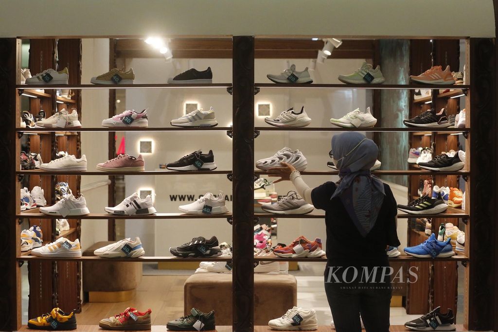 Pengunjung memilih sepatu di salah satu gerai pusat perbelanjaan Lotte Shopping Avenue, Kuningan, Jakarta, Jumat (12/5/2023). Berdasarkan survei konsumen Bank Indonesia, Indeks Keyakinan Konsumen pada April 2023 berada pada level 126,1, meningkat dibandingkan dengan Maret 2023 yang tercatat 123,3. Nilai indeks di atas 100 keyakinan konsumen masih berada di zona optimis.