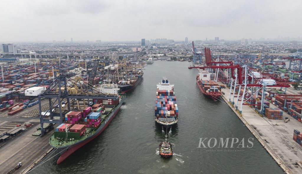 Kapal tunda menarik kapal bermuatan kontainer memasuki Pelabuhan Tanjung Priok, Jakarta Utara, Senin (15/1/2024). Menurut Badan Pusat Statistik, nilai impor Indonesia pada Desember 2023 mencapai 19,11 miliar dollar AS, turun 2,45 persen dibandingkan November 2023 dan turun 3,81 persen dibandingkan Desember 2022. 