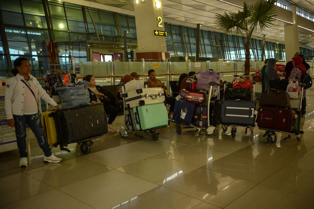 Calon penumpang pesawat dengan bawaan mereka menunggu jadwal pemberangkatan di Terminal 3 Bandara Internasional Soekarno-Hatta, Tangerang, Banten, Kamis (18/5/2023). 
