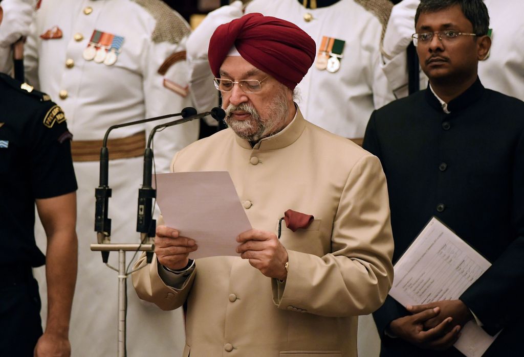 Foto yang diambil pada 3 September 2017 memperlihatkan mantan diplomat India, Hardeep Singh Puri, diambil sumpahnya sebagai Menteri Perminyakan dan Energi India dalam kabinet Perdana Menteri Narendra Modi. 