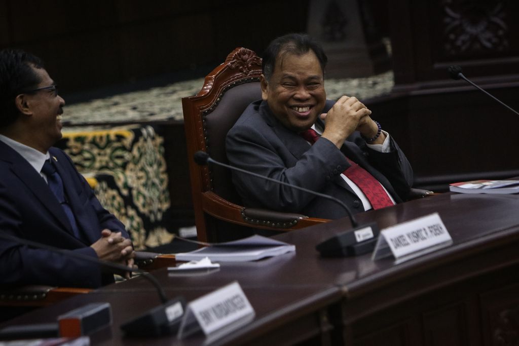 Hakim Konstitusi Daniel Yusmic Pancastaki Foekh (kiri) berbincang dengan Hakim Konstitusi Arief Hidayat saat rapat pleno pemilihan ketua dan wakil ketua Mahkamah Konstitusi periode 2023-2028 di Gedung Mahkamah Konstitusi, Jakarta, Rabu (15/3/2023).