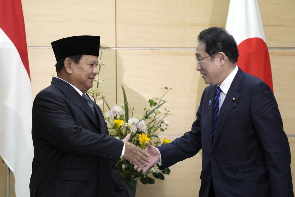 Menteri Pertahanan Prabowo Subianto disambut Perdana Menteri Jepang, Fumio Kishida di Kantor Perdana Menteri Jepang di Tokyo pada Rabu (3/4/2024).