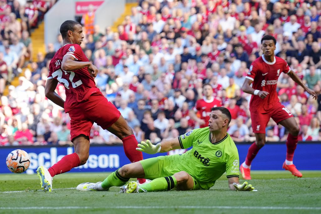 Penjaga gawang Aston Villa Emilano Martinez menyelamatkan gawangnya dari peluang gol yang diciptakan bek Liverpool Joel Matip, dalam pertandingan Liga Inggris antara Liverpool dan Aston Villa di Stadion Anfield, Liverpool, Minggu (3/9/2023). Liverpool mengalahkan Villa, 3-0. 