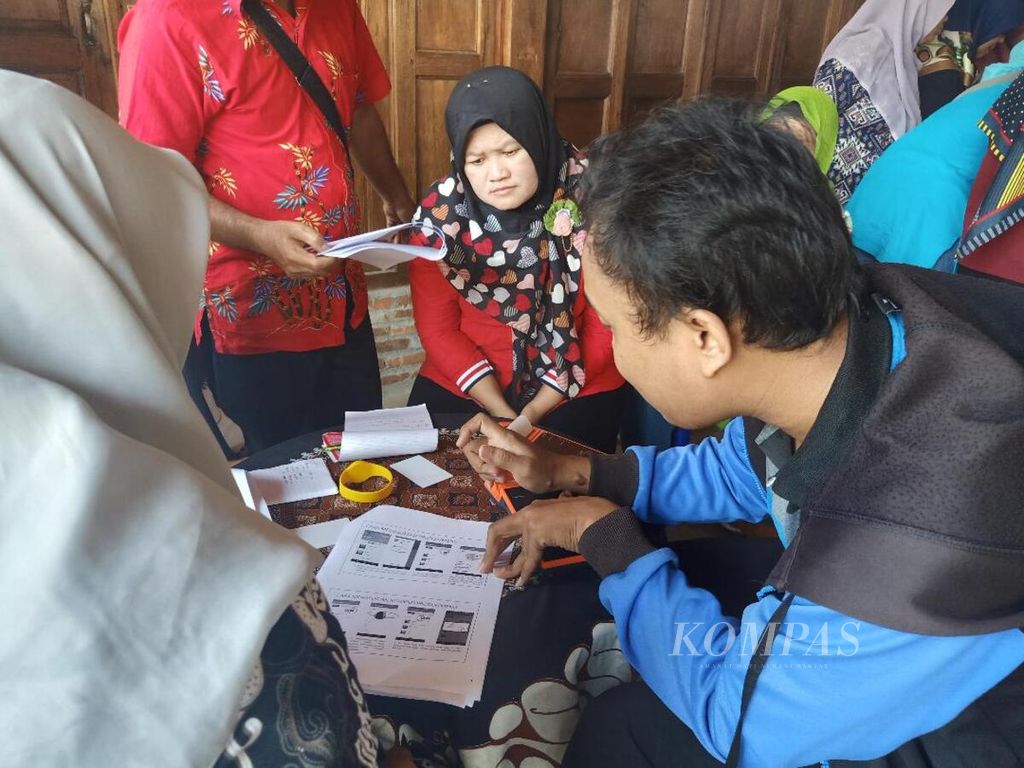 Staf Bank Jateng melatih 25 UMKM di kawasan Borobudur, Kabupaten Magelang, Jawa Tengah, untuk melakukan transaksi nontunai, Selasa (22/10/2019).