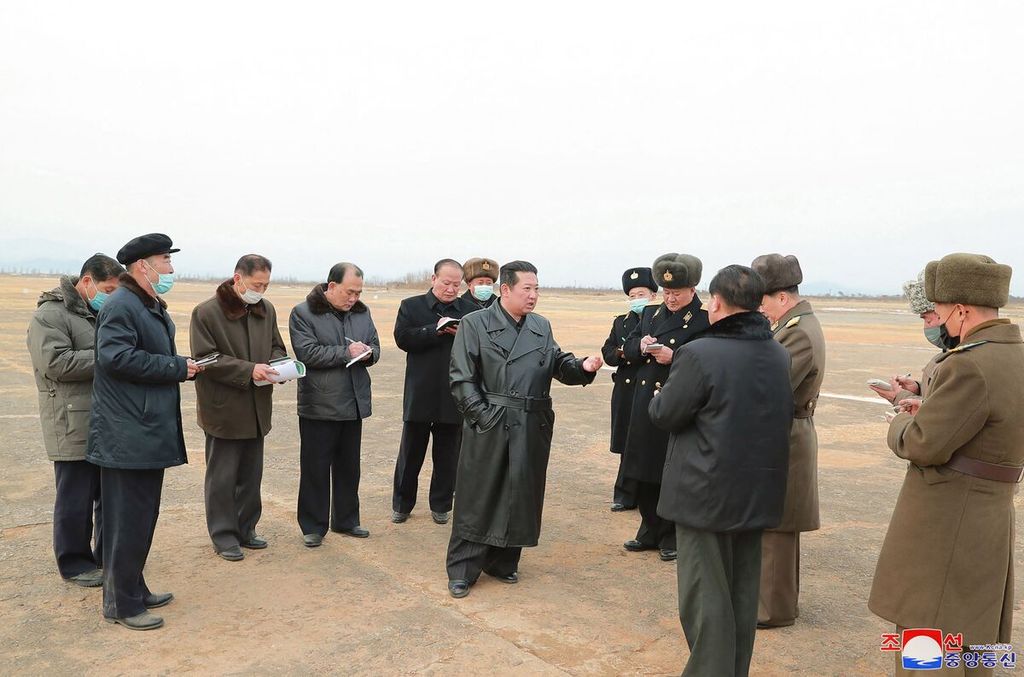 Foto tanpa tanggal yang dirilis kantor berita Korea Utara, Korean Central News Agency (KCNA), pada 28 Januari 2022 ini memperlihatkan Pemimpin Korut Kim Jong Un (tengah) mengunjungi lokasi konstruksi lahan pertanian rumah hijau berskala besar untuk sayuran di area Ryonpho, Hamju County, Provinsi Hamgyong Selatan, Korut.