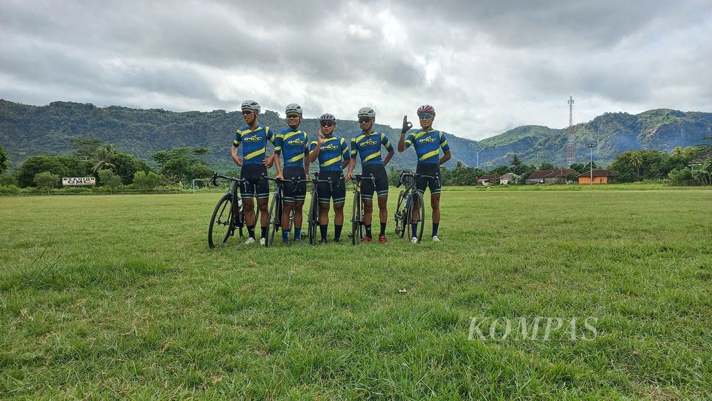 Anggota tim BRCC Banyuwangi  usai latihan di kawasan Geopark Ciletuh, Kabupaten Sukabumi, Jawa Barat, Jumat (7/7/2023). Cycling de Jabar 2023 dimulai di Geopark Ciletuh, Sabtu (8/7/2023).