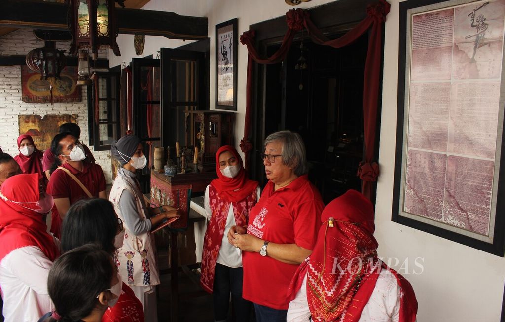 Guru-guru dari Yayasan Cahaya Guru berkunjung ke Museum Benteng Heritage, Tangerang, Banten, Sabtu (27/8/2022). Museum ini merekam jejak perjalanan orang Tionghoa di Indonesia, khususnya Tangerang. 