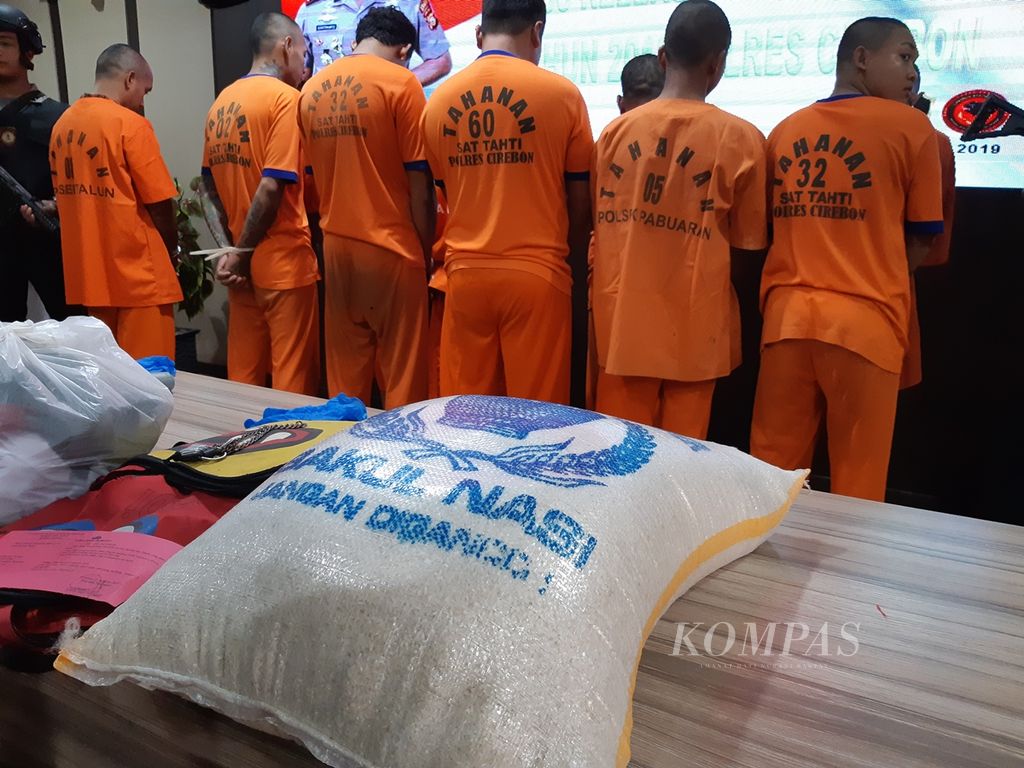 Karung beras yang menjadi barang bukti pencurian beras ditampilkan dalam konferensi pers terkait pengungkapan pencurian beras, Senin (2/9/2019), di Cirebon.