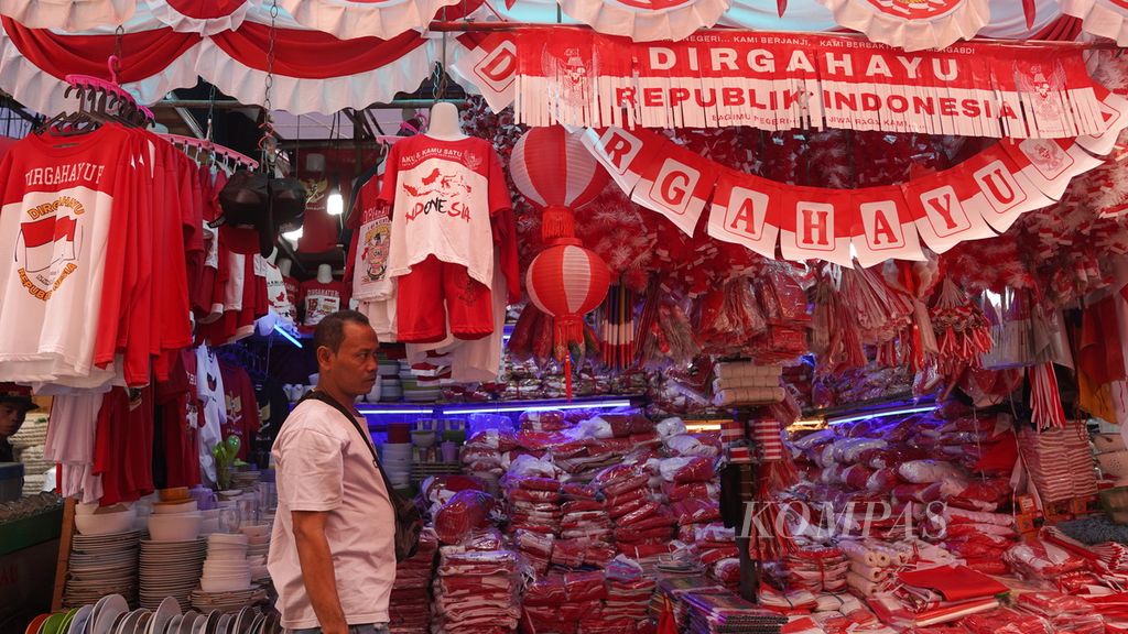 Penjual pernak-pernik merah putih menunggu pembeli di Pasar Jatinegara, Jakarta Timur, Jumat (28/7/2023). 