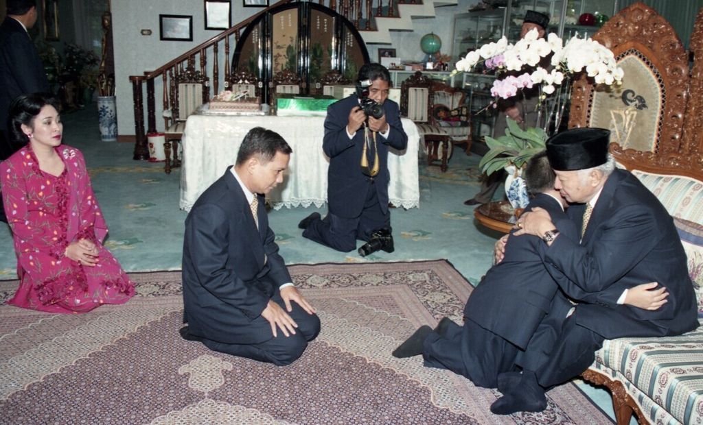 Prabowo Subianto beserta istri dan anaknya saat sungkem ke Presiden Soeharto di kediamannya di Jalan Cendana, Jakarta, seusai shalat Ied di Masjid Istiqlal, Jakarta, Jumat (30/1/1998).  