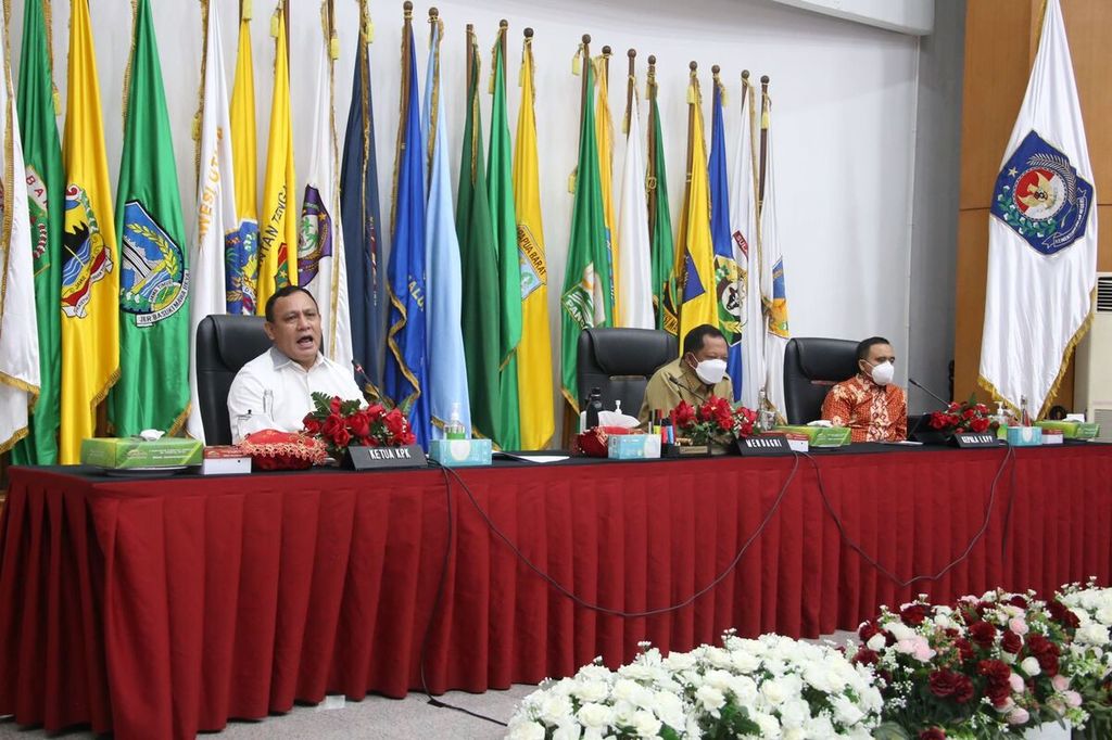 Menteri Dalam Negeri Tito Karnavian (tengah) bersama Ketua KPK Firli Bahuri dan Kepala LKPP Azwar Anas memberikan pengarahan kepada kepala daerah dan ketua DPRD seluruh Indonesia, secara virtual di Gedung Kemendagri, Jakarta, Senin (24/1/2022).