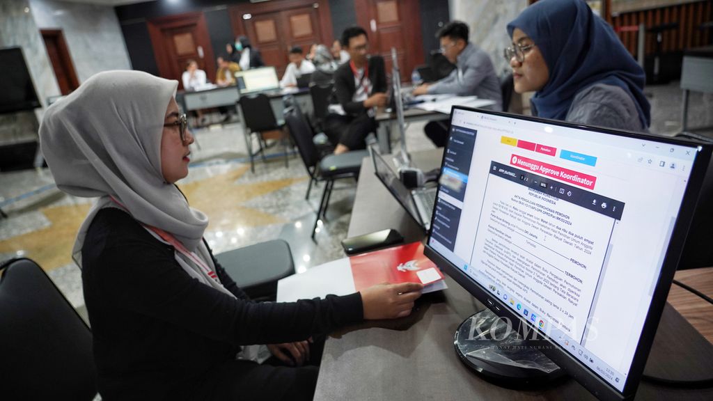 Suasana meja pelayanan pelaporan sengketa saat digelar Simulasi Pendaftaran Pengajuan Perselisihan Hasil Pemilu (PHPU) di Mahkamah Konstitusi, Jakarta, Rabu (6/3/2024). 