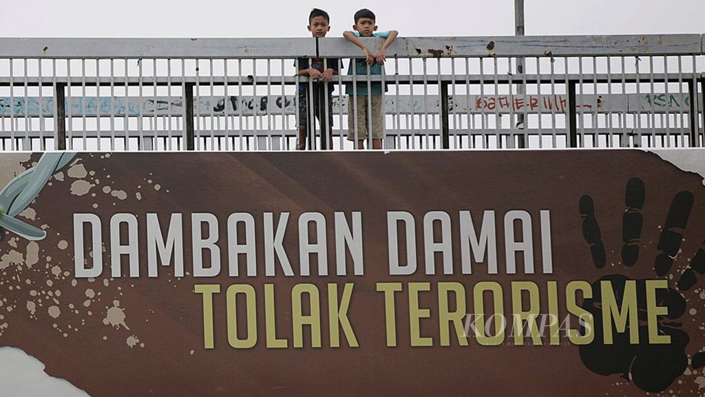 Kampanye menolak terorisme terpasang di jembatan penyeberangan di Jalan MT Haryono, Jakarta. Di saat yang sama, para narapidana perkara terorisme juga harus diperhatikan. 