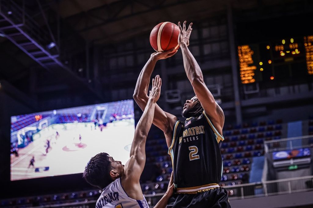 The effort of foreign player Damion Rosser of NS Matrix Deers to shoot at Britama Arena Stadium on Friday (26/4/2024) evening WIB resulted in his contribution of 25 points and his becoming the hero of his team's victory over Prawira Harum Bandung, 91-87, in extra time.