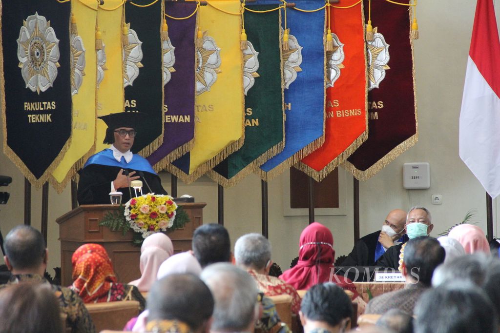 Menteri Perhubungan Budi Karya Sumadi menyampaikan pidato saat menerima gelar doktor kehormatan dari Universitas Gadjah Mada (UGM), Senin (23/5/2022), di Balai Senat UGM, Kabupaten Sleman, Daerah Istimewa Yogyakarta. 