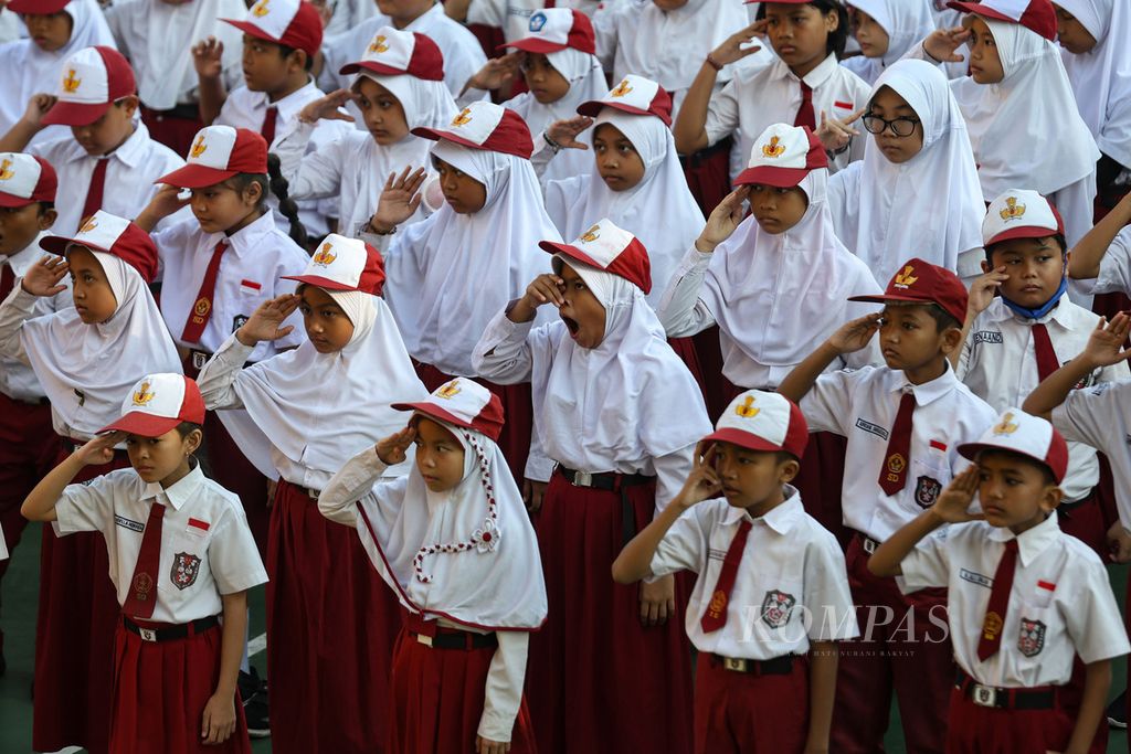 Seorang siswa menguap saat mengikuti upacara bendera di SDN Kalibata 11, Jakarta, Senin (22/4/2024). 