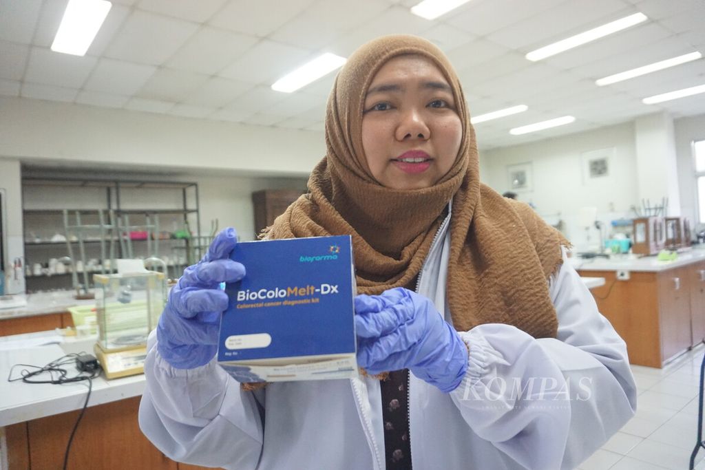 Peneliti kanker, Susanti, sedang menunjukkan kemasan BioColoMelt-Dx di Laboratorium Farmasi Universitas Muhammadiyah Purwokerto, Banyumas, Jawa Tengah, Selasa (26/7/2022).