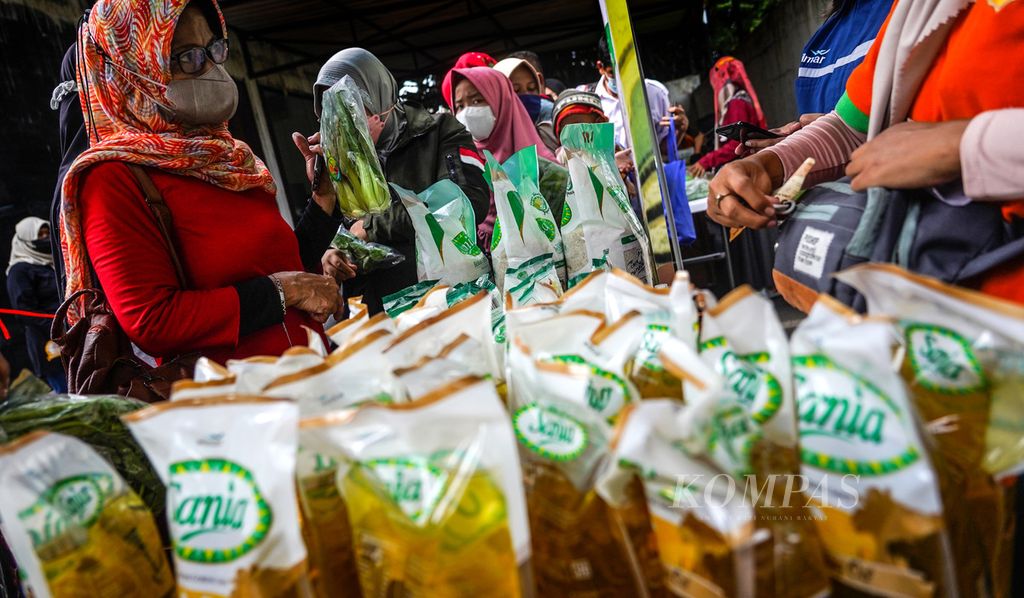 Suasana antrean warga membeli minyak goreng dalam operasi minyak goreng dan sayuran di halaman Kantor Kelurahan Katulampa, Bogor Timur, Kota Bogor, Jawa Barat, Rabu (9/3/2022). Dalam operasi pasar ini, harga minyak goreng kemasan 2 liter dijual dengan harga Rp 28.000 per buah dengan pembelian maksimal 2 bungkus per orang.