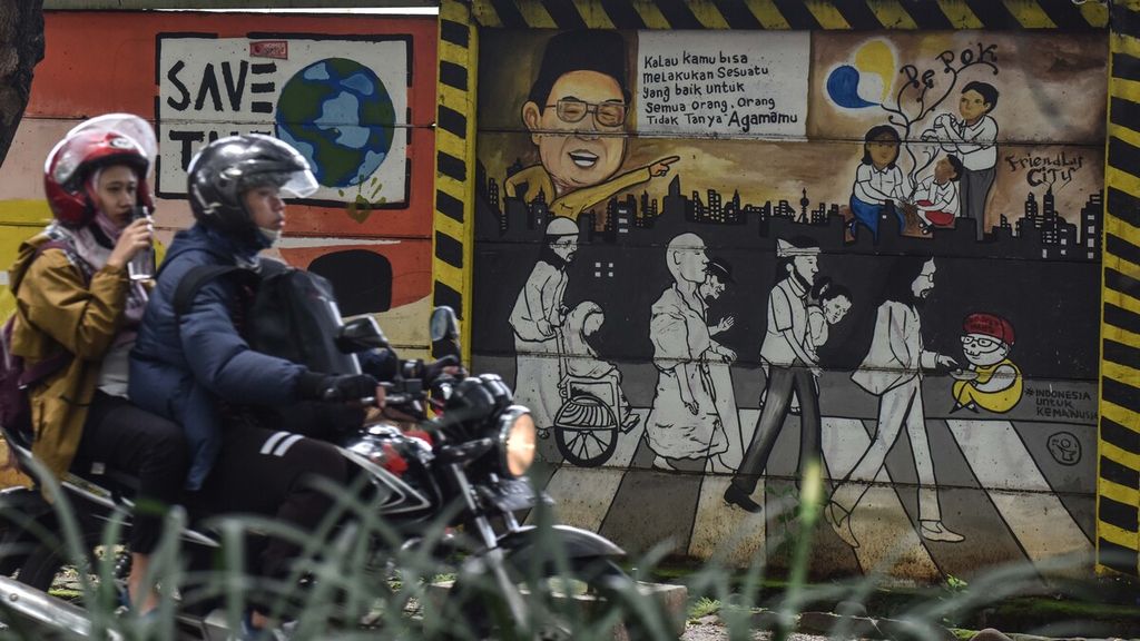 Mural menjadi salah satu media bagi masyarakat untuk menyerukan toleransi dalam kehidupan beragama. Hal itu salah satunya di temui di Jalan Juanda, Kota Depok, Jawa Barat, Sabtu (22/2/2020). Mural itu menggambarkan karikatur sosok Gus Dur, berpadu dengan gambar umat yang berbeda agama. 