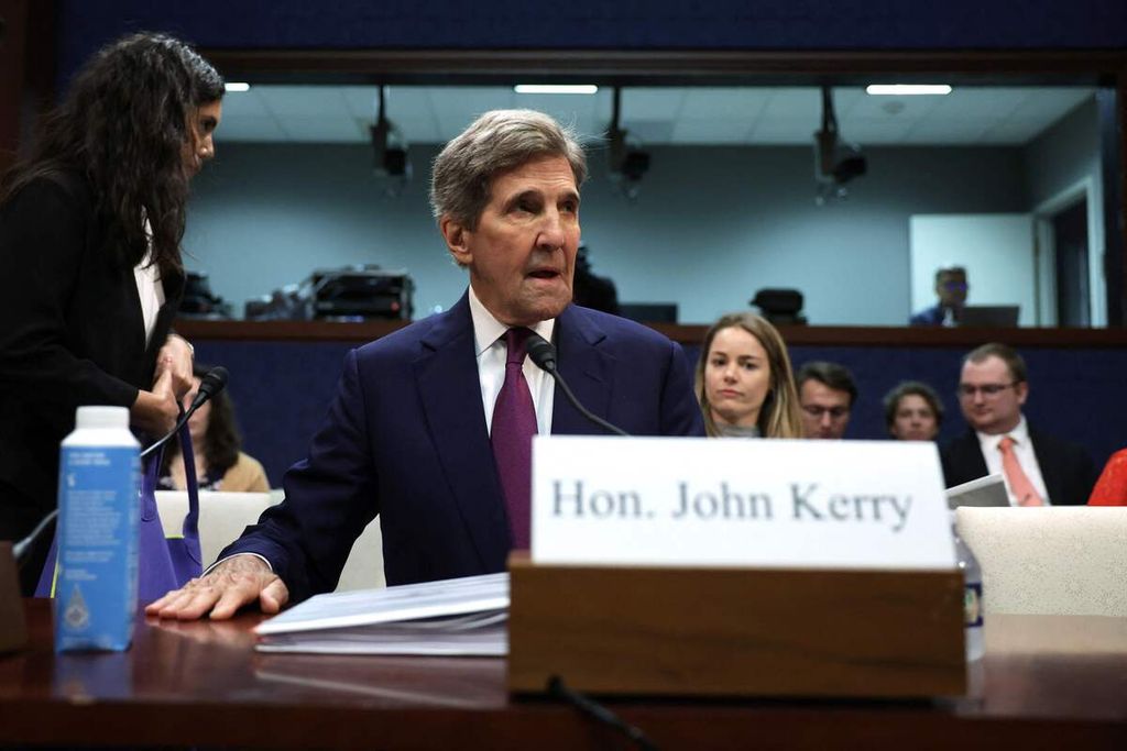 Utusan Khusus Presiden AS untuk Urusan Iklim John Kerry menghadiri rapat dengar pendapat dengan Komite Urusan Luar Negeri DPR AS di Capitol, Washington DC, AS, Kamis (13/7/2023). 