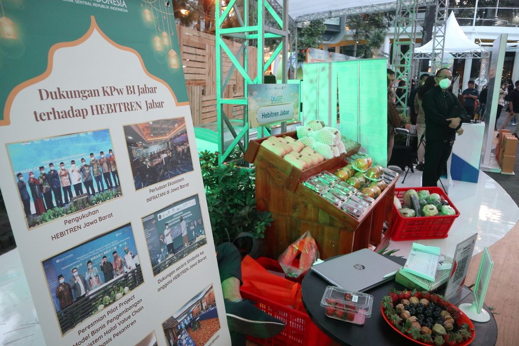 Sejumlah produk agribisnis dari sejumlah pondok pesantren dipamerkan dalam Digital & Sharia Economic Festival di Cihampelas Walk, Kota Bandung, Jawa Barat, Jumat (2/9/2022). Kegiatan ini digelar oleh Bank Indonesia Jabar.
