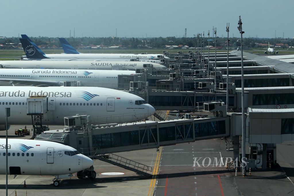 Sejumlah pesawat terparkir di Terminal 3 Bandara Soekarno-Hatta, Tangerang, Banten, Senin (2/3/2020). Untuk mengantisipasi sepinya sektor pariwisata akibat virus korona baru, pada Maret-Mei 2020 pemerintah memberikan diskon 50 persen untuk tiket penerbangan tujuan 10 destinasi wisata di Indonesia. Kini, ketika kasus Covid-19 telah menurun, harga tiket pesawat cenderung naik seiring penurunan jumlah armada penerbangan. 