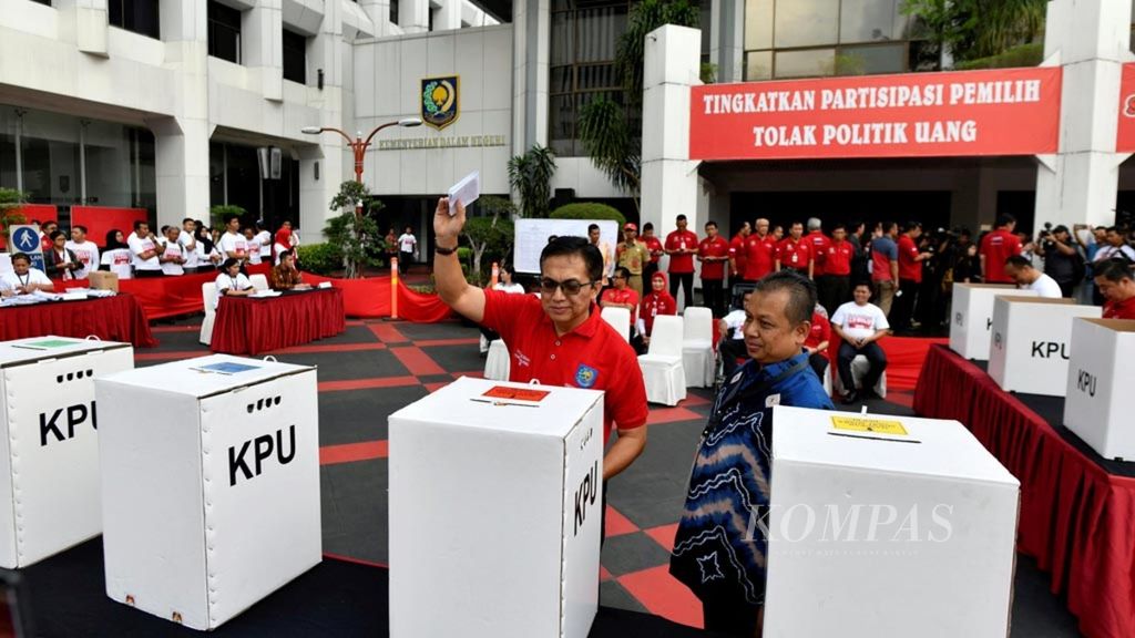 Aparatur sipil negara di lingkup Kementerian Dalam Negeri mengikuti simulasi pelaksanaan Pemilu 2019 di Kompleks Kementerian Dalam Negeri, Jakarta, Jumat (22/3/2019). 