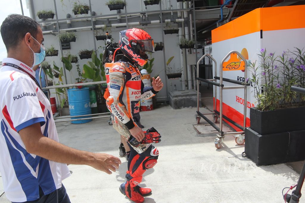 Marc Marquez tiba di <i>paddock</i> tim Repsol Honda setelah mengalami kecelakaan parah di Tikungan 7 Sirkuit Mandalika dalam sesi pemanasan menjelang balapan MotoGP seri Indonesia, Minggu (20/3/2022). Marquez kemudian dievakuasi ke RSUD Provinsi NTB di Mataram untuk pemeriksaan lebih detail apakah ada cedera.