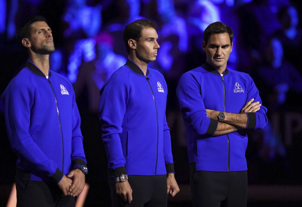 Novak Djokovic, Rafael Nadal, dan Roger Federer, tiga petenis terbaik yang dikenal sebagai "Big Three", pada pembukaan turnamen Piala Laver di O2 Arena in London, 23 September 2022.