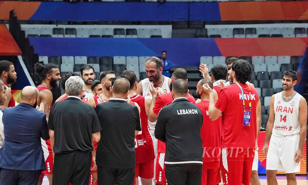 Para pemain tim Lebanon memberi penghormatan khusus kepada pemain tim Iran, Hamed Haddadi (tengah), seusai laga perebutan klasifikasi peringkat babak penyisihan Piala Dunia FIBA 2023 di Stadion Indonesia Arena, Jakarta, Sabtu (2/9//2023). Lebanon unggul atas Iran dengan skor 81-73. 