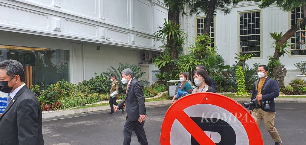Sekretaris Jenderal ASEAN Dato' Lim Jock Hoi (ketiga dari kiri) meninggalkan Kompleks Istana Kepresidenan, Jakarta, Jumat (30/12/2022) seusai berpamitan kepada Presiden Joko Widodo. Masa tugasnya berakhir dan sekjen berikut berasal dari Kamboja.