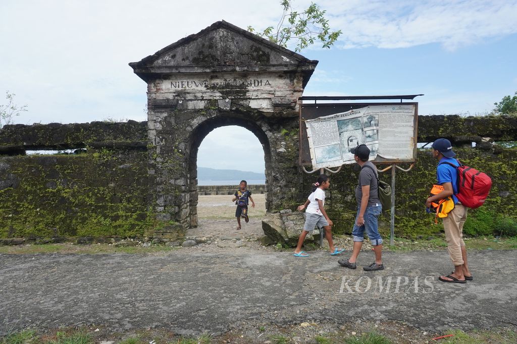 Pengunjung berjalan di Pulau Haruku, Kabupaten Maluku Tengah, Maluku, Kamis (14/9/2023).