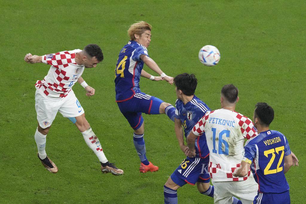 Pemain Kroasia Ivan Perisic menyundul bola untuk mencetak gol saat menghadapi Jepang di pertandingan babak 16 besar Piala Dunia 2022 di Stadion Al Janoub, Qatar, Senin (5/12/2022). Kroasia melaju ke babak perempat final setelah mengalahkan Jepang lewat babak adu penalti 3-1 (1-1).