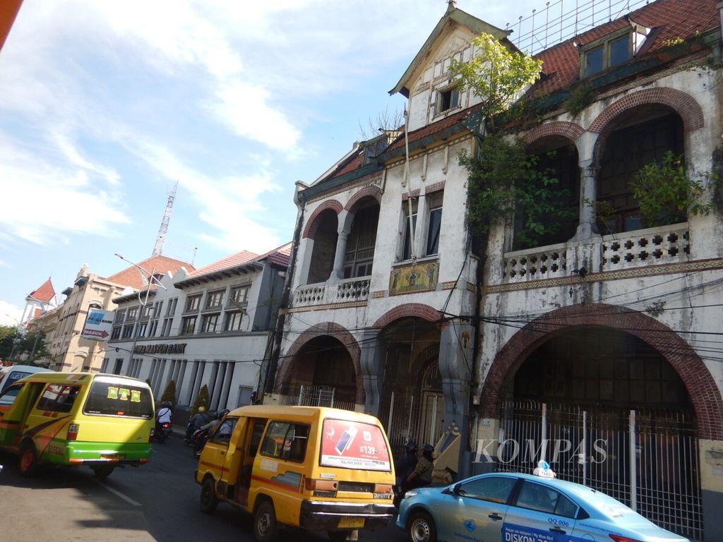 Salah satu dari ratusan bangunan tua di Jalan Rajawali Surabaya yang menjadi destinasi wisata sejarah.