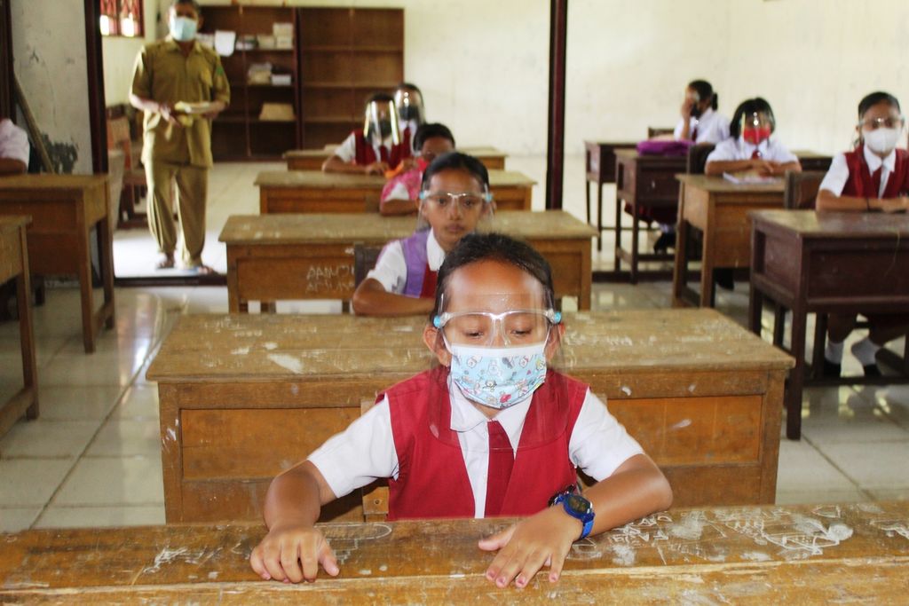 Murid-murid kelas V dari SD Negeri Kantan Muara I memulai pelajaran tatap muka pertama kali di masa pandemi pada Senin (20/9/2021). Pembelajaran tatap muka itu masih uji coba dengan menerapkan sekolah secara bergantian dengan minimal diikuti 15 anak tiap kelas.