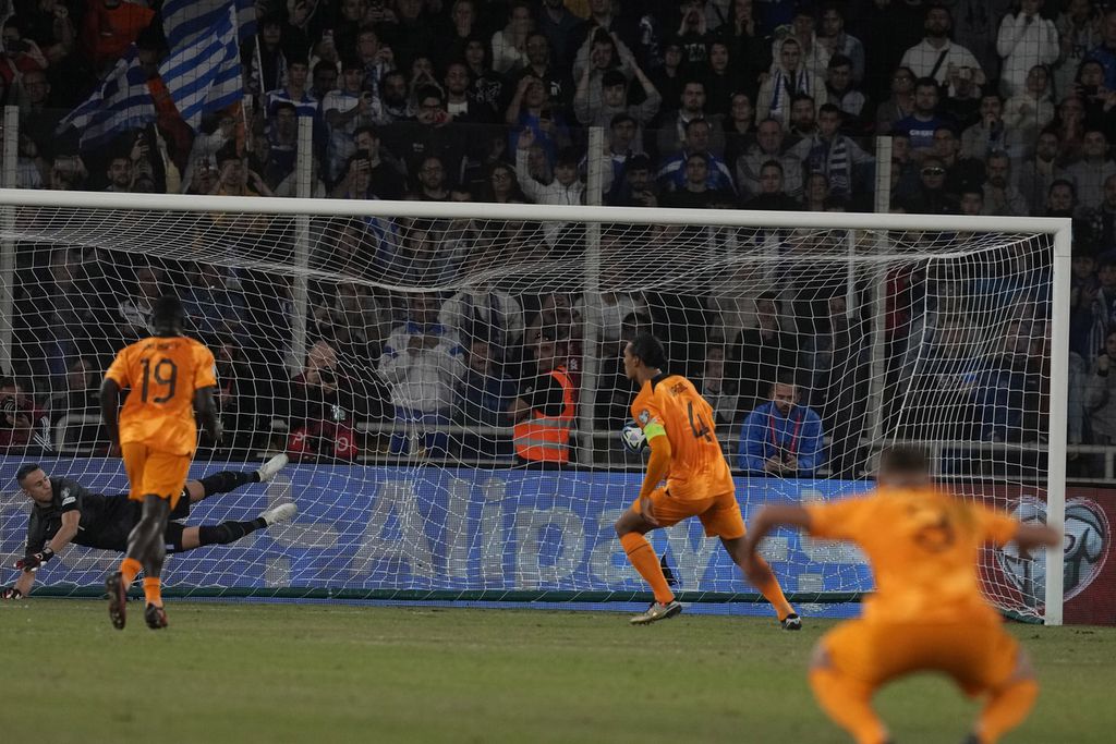 Kapten Belanda, Virgil van Dijk, mencetak gol lewat titik penalti melawan Yunani pada laga kualifikasi Piala Eropa 2024, Selasa (17/10/2023) dini hari WIB.