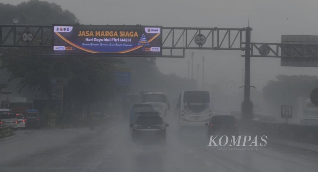 Hujan mengguyur Jalan Tol Jakarta-Cikampek menjelang Gerbang Cikampek Utama pada Rabu (27/4/2022) siang sekitar pukul 14.30. Lalu lintas di Tol Jakarta-Cikampek ke arah timur  padat pada pagi hari sehingga diberlakukan rekayasa lalu lintas satu arah.