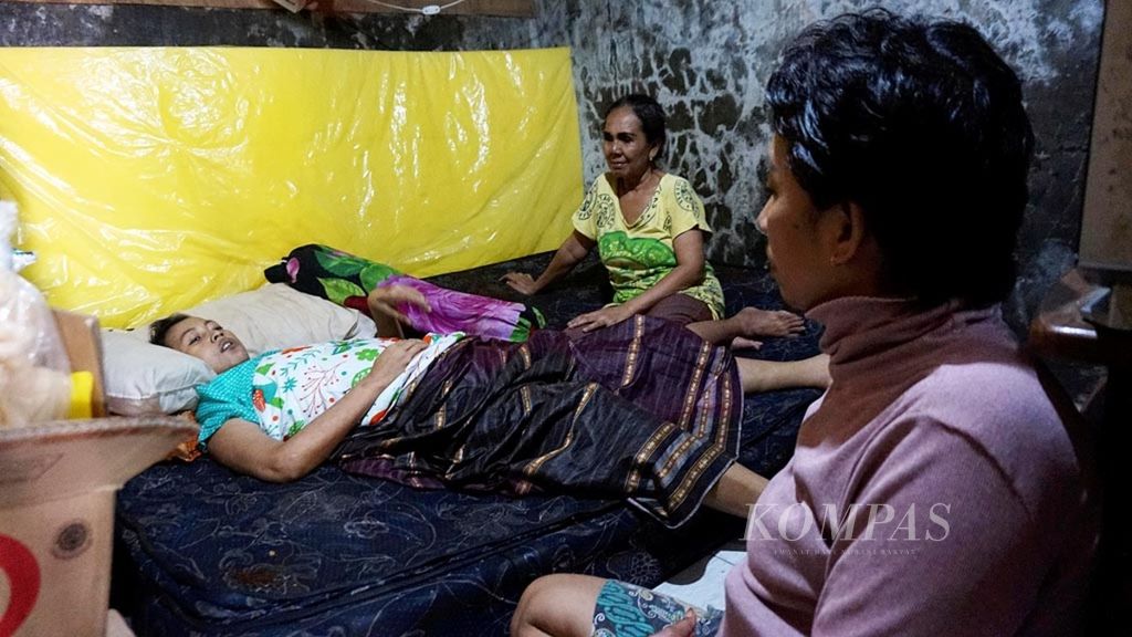 Penderita kanker payudara, Anik Ismawati (37), lumpuh tak berdaya sehingga ditemani para tetangga di rumah kontrakan sederhana di Jalan Sidotopo Wetan, Gang IV, Surabaya, Jawa Timur, Jumat (31/1/2020). Kanker melumpuhkan dan mengancam hidup ibu dari empat anak itu.