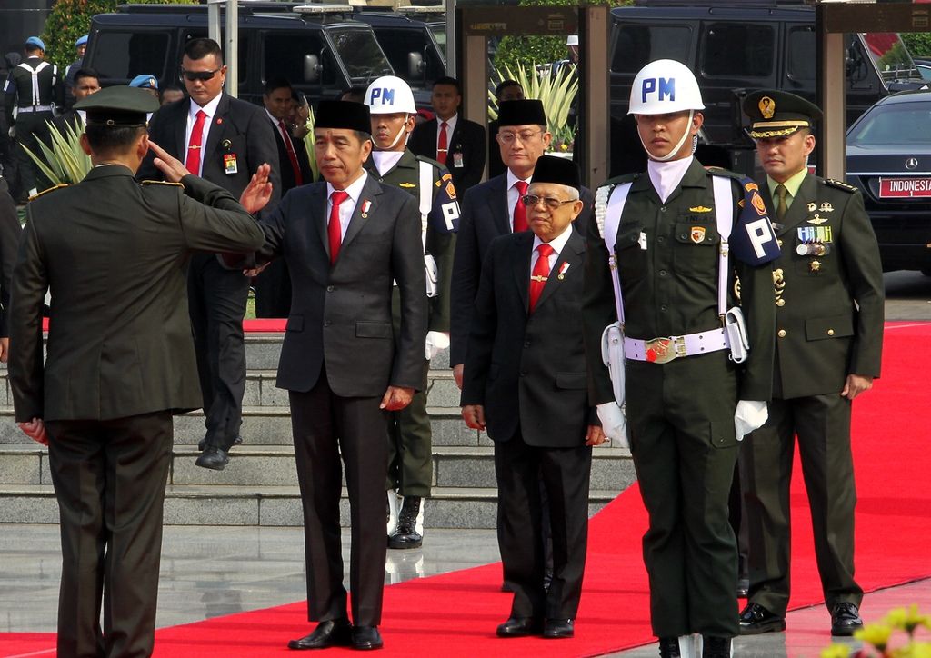 Presiden Joko Widodo (dua dari kiri) bersama Wakil Presiden Ma'ruf Amin (tiga dari kanan) didampingi Menteri Sosial Juliari Batubara (tengah belakang) menerima penghormatan sebelum memimpin Upacara Ziarah Nasional di Taman Makam Pahlawan Nasional Utama Kalibata, Jakarta, Minggu (10/11/2019). 
