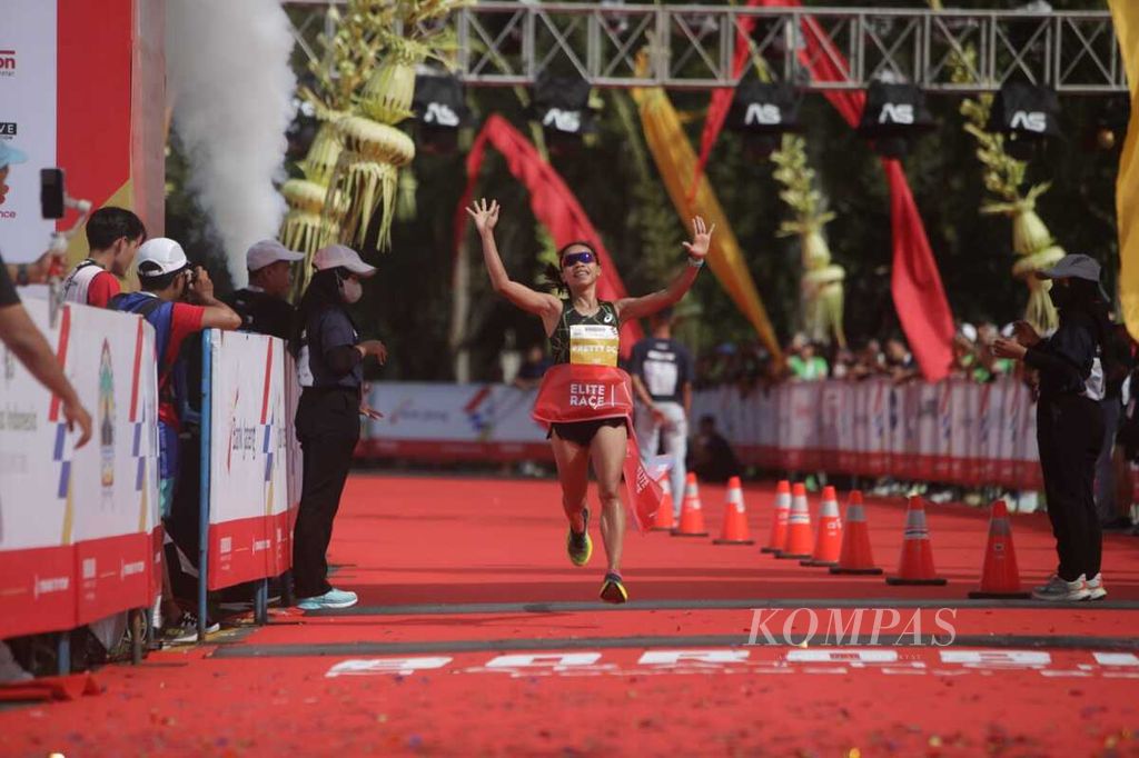 Pelari Pretty Sihite berhasil menjadi pelari putri tercepat dalam lomba lari Elite Race Borobudur Marathon 2022 Powered by Bank Jateng, Sabtu (12/11/2022), di kawasan Borobudur, Kabupaten Magelang, Jawa Tengah. Lomba lari maraton itu berhasil diselesaikan Pretty dengan catatan waktu 3 jam 10 menit 44 detik.